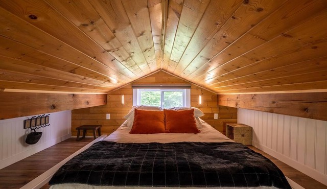 Mia Cabin; leschalets.com in Brownsburg