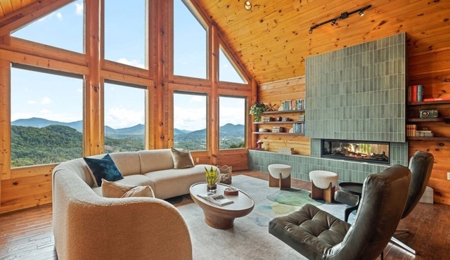 Mid-Century Decor Cabin with Stunning Views