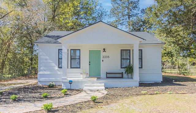 Mid-Century Modern Cottage for Extended Stays