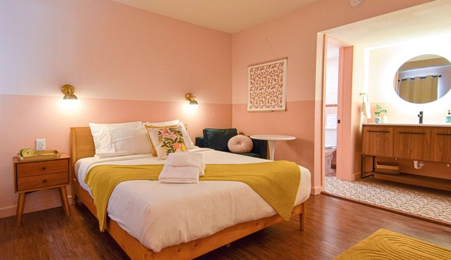Mid-Century Themed Hotel Room in Fayetteville, AR - The Clementine on College #8 in Fayetteville