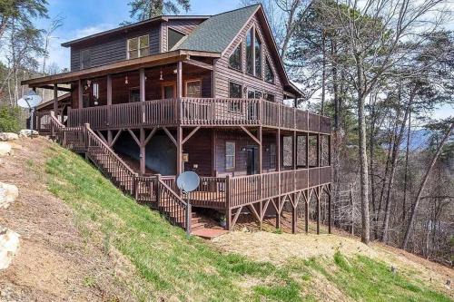 Mistletoe Cabin- Private cabin w views, Hottub, pet friendly in Murphy