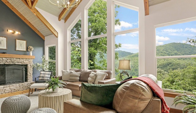 Misty Valley BnB ~ Hot Tub ~ Game Room ~ King Beds ~ Netflix