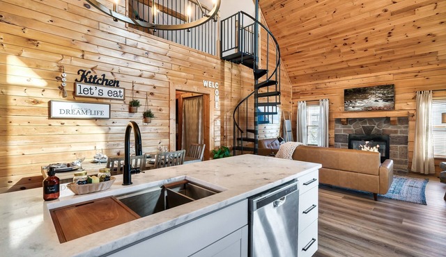 Modern and Cozy - Hot Tub - Newly Renovated!