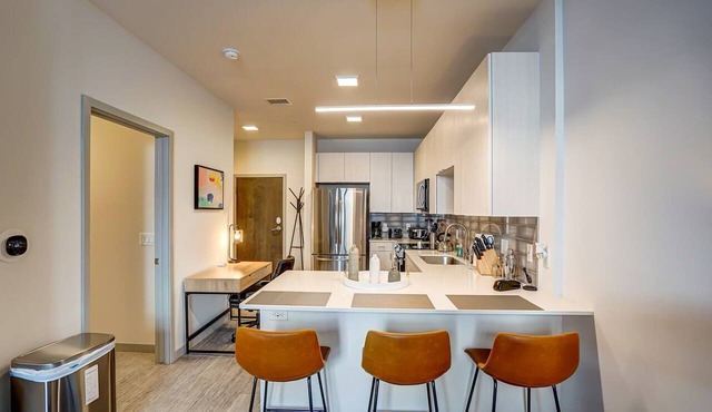 Modern Apt with Pool, Parking & Pet Wash in Madison