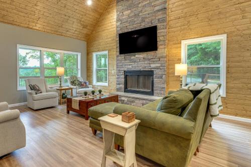 Modern Cabin w/Sweeping Views in Blue Ridge Mtns!