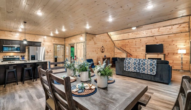 Modern Cabin with Hot Tub, Air Hockey, King Beds, Grill and Outdoor Pool!