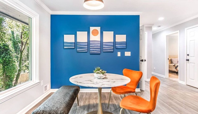 Modern Comfy Big Home (4 BDR + 5 BDS + 3 Bath)!