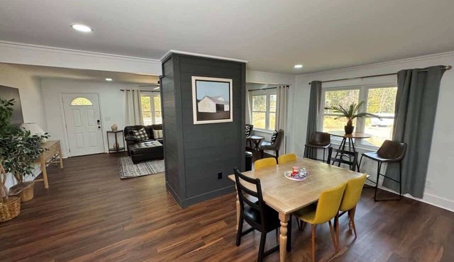 Modern Country 4BR 2 Living Rooms Fire Pit & Pickleball