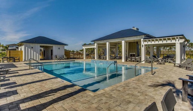 Modern Luxury 4BR Pool Bay Access Outdoor Dining