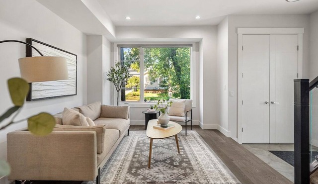Modern Mediterranean 4BR near Downtown w/Cable in Calgary