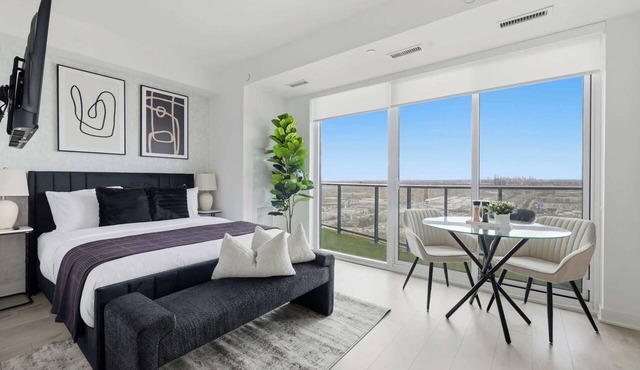 Modern Queensway Studio | Fast Transit Access in Toronto