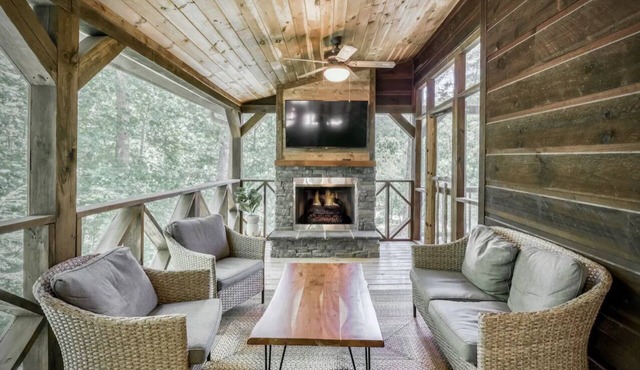 ★ Modern Rustic 5 Bedroom Cabin with Hot tub ★
