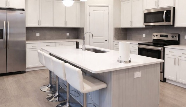 Modern Stylish Retreat 3BR Townhome Near Winston-Salem & Wake Forest in Winston-Salem