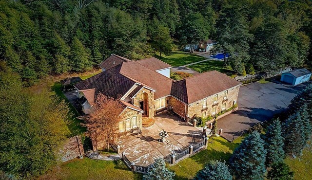 Modern Villa with Sauna, Pool & Panoramic Views in Bushkill, Pennsylvania in Bushkill