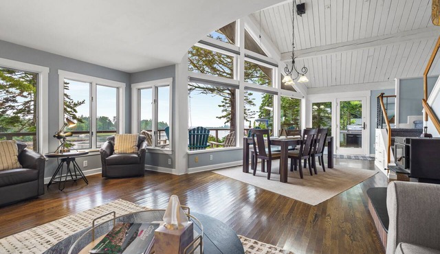 Morningside. Waterfront, newly renovated, dock and float, Pet friendly! in Harpswell