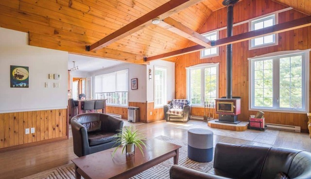 Mountainview Chalet w/Hot Tub & Game Room in Saint-Adolphe-d`Howard