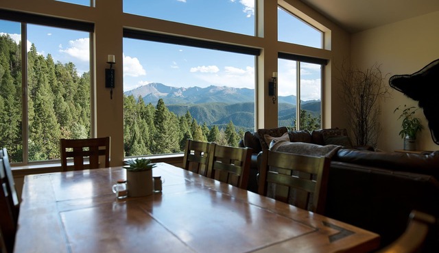 Mountain Retreat with sweeping Pikes Peak views. in Woodland Park