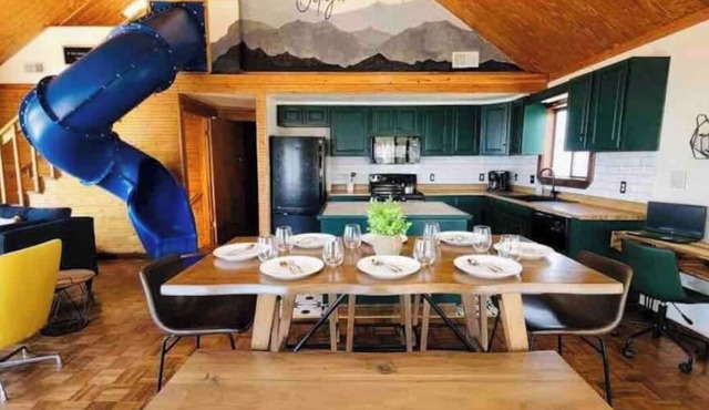 Mountain top cabin! Slide, Hot Tub, Arcade Wi-Fi hiking