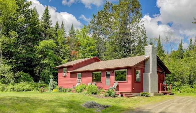 Mountain-view home with wood stove, close to town & slopes - dogs welcome