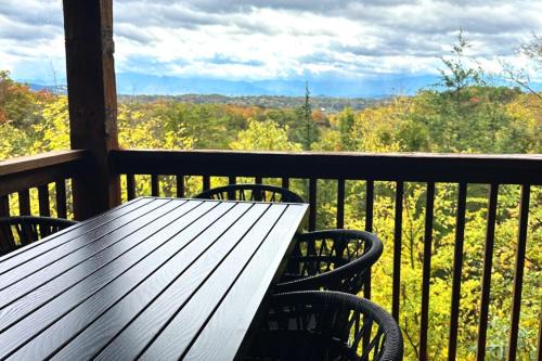 Mountain Views Hot Tub Pizza Oven 8 Guests