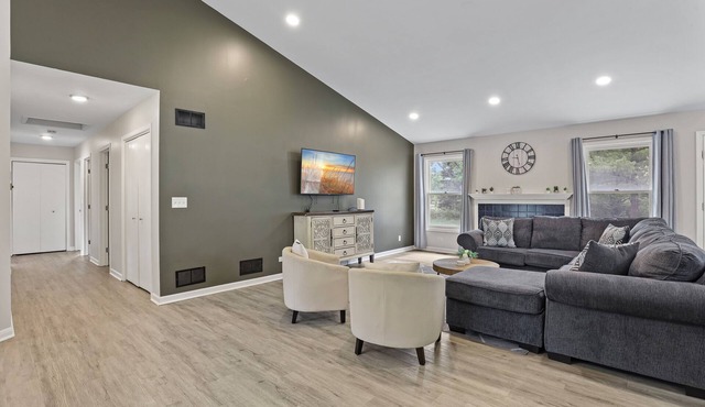 Moxie- w/Game Room- 4 Kings, Sleeps 15 in Oswego
