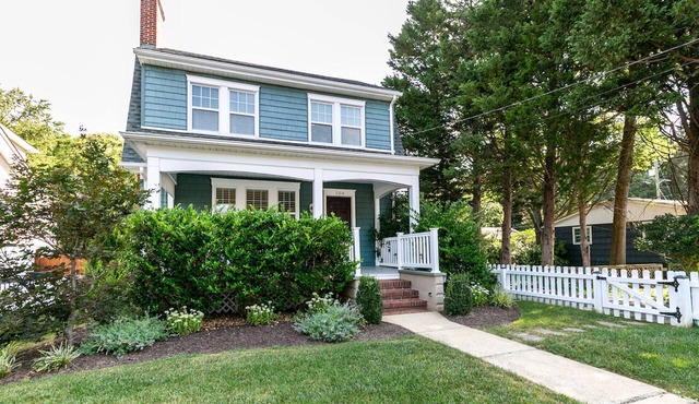Navy Weekend Haven, Family-Friendly Luxury Home w Fenced-in Backyard & Parking in Annapolis