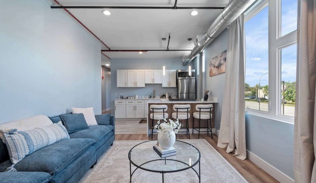Near Brookfield Zoo - King Bed - Sleeps 7 in Westchester