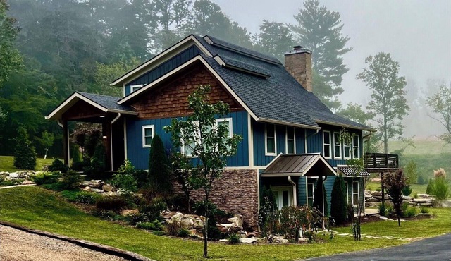 New 4k sf Mdrn Farmhouse-hot tub-fire pit-games on 3 acres 7 minutes from dwntn.