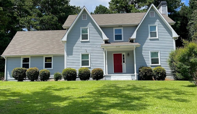 NEW ATL Metro Lux home PRIVATE POOL W/DECK .pet friendlyW/20% discount