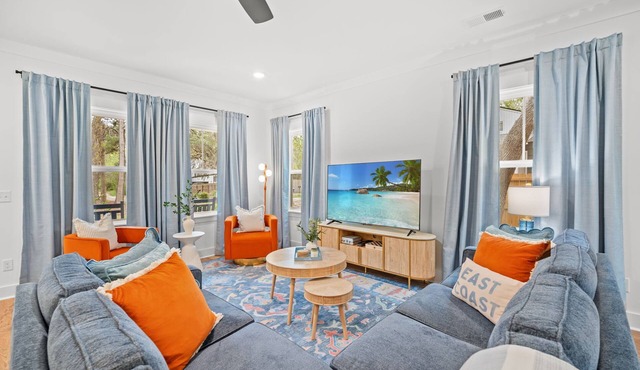 New Build | Close to DT & Beaches | 4 BR 10 Guests