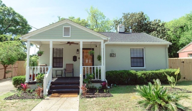 New Listing! Keyless Entry 24/7 access, Private Fenced in Yard, Pet Friendly, & Close to Downtown!