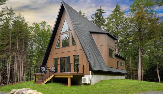 New Luxury A-Frame Cabin, 10 Min from Old Forge with Hot tub and Privacy