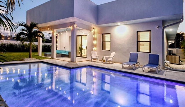 New MODERN Construction!Hidden Gem w/Private Heated Pool, Located in Sarasota! in Sarasota