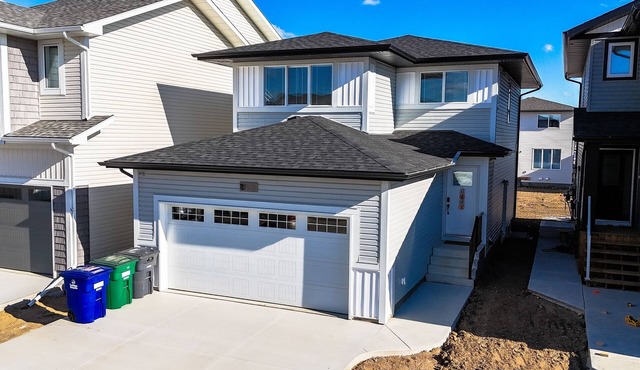 New Modern & Luxury 3BR+2.5 Bath w/Garage Home in Saskatoon, SK in Saskatoon