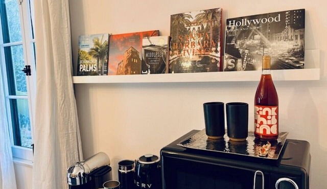 NEW! Private Studio Suite Near The Grove + Patio in Los Angeles