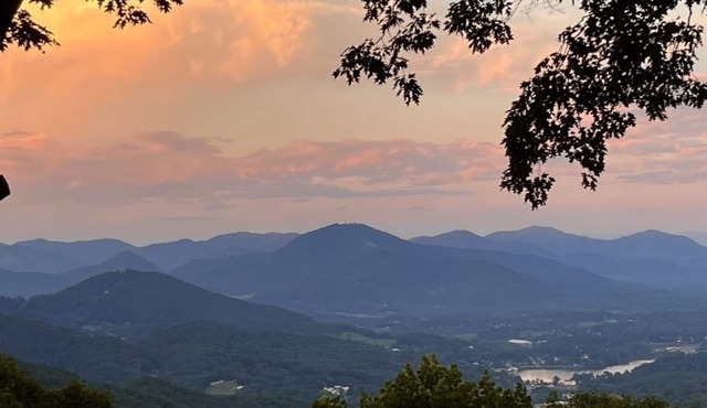 Newly Built 2021! 4 BD 4.5 BA, Luxury Home, Mtn Views, Hot-tub!