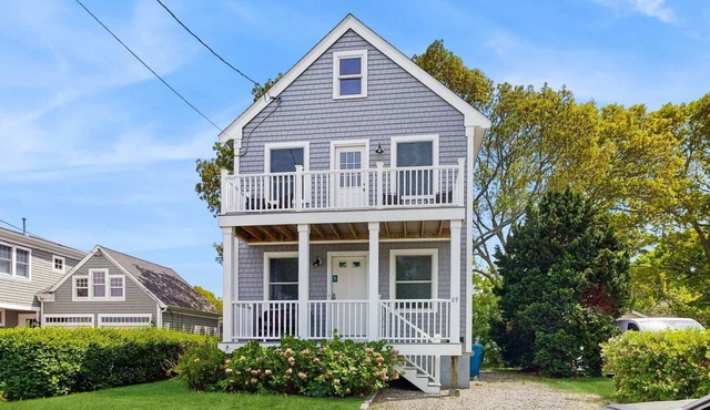 Newly built bayview home, steps to dock/launch on Great Pond - small dogs OK in Falmouth