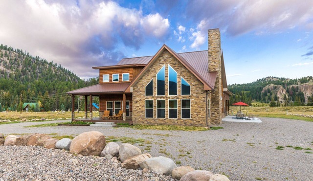 Newly Constructed Mtn Cabin | Hot Tub | Garage in South Fork