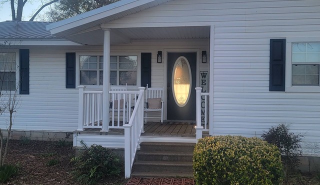 Newly remodeled. 5 mi to Dothan shopping. 3 mi to Dothan Airport.