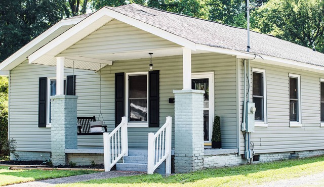 Newly Remodeled Downtown Fort Mill home: 3 Queens - Sleeps 6