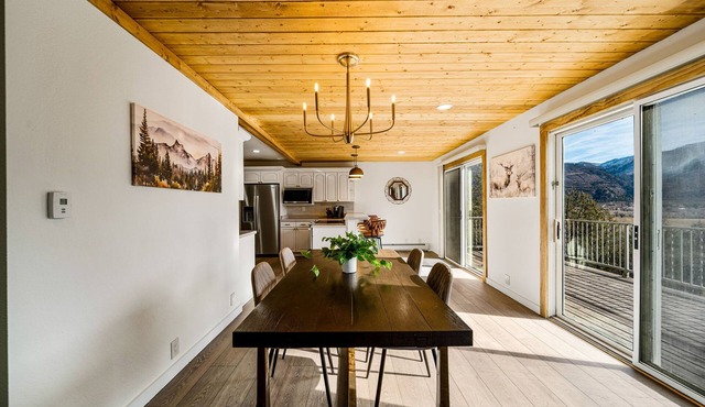 Newly Remodeled Mountainside Duplex w/Epic Views-Upper Floors, Optional Hot Tub in Durango