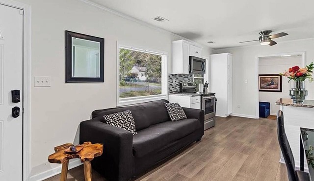 NEWLY RENOVATED 3bedroom house - Minutes from Downtown Atlanta with free parking