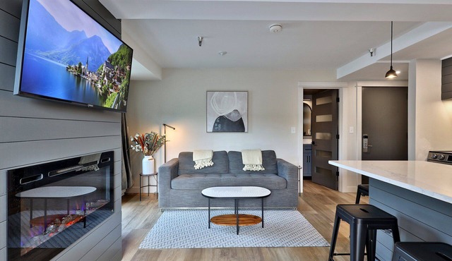 Newly Renovated Studio! Amazing Views/Location 3F9. Pool. Hot Tub, Shuttle. in Killington