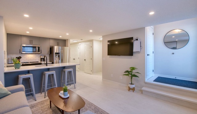nStylish & Comfy Mountain Escape ~ King Bed ~ PS5! 1 Hr from Banff National Park in Calgary