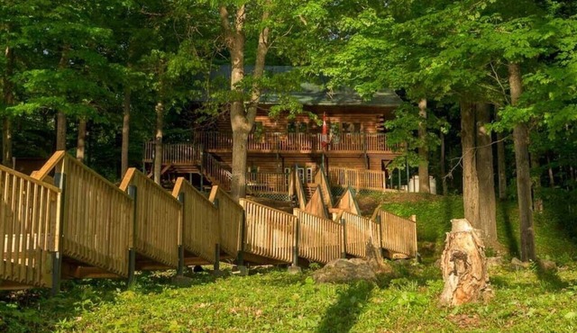 Oakstone Haven - Three Bedroom Cottage, Sleeps 6 in Commanda