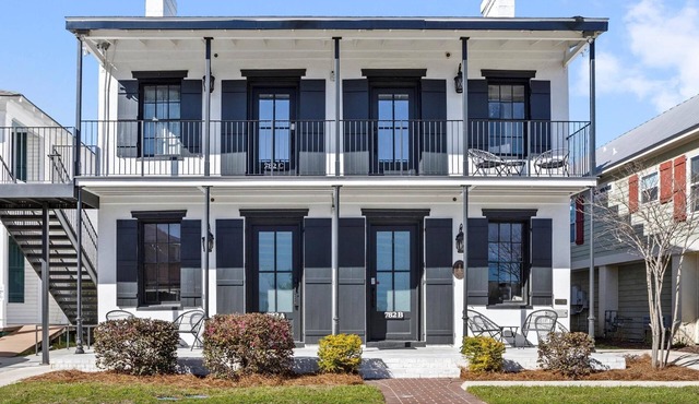 Old Spanish House Vivian Suite A. Sophisticated Retreat, Beach, Fire Pit, Downtown, Golf Cart