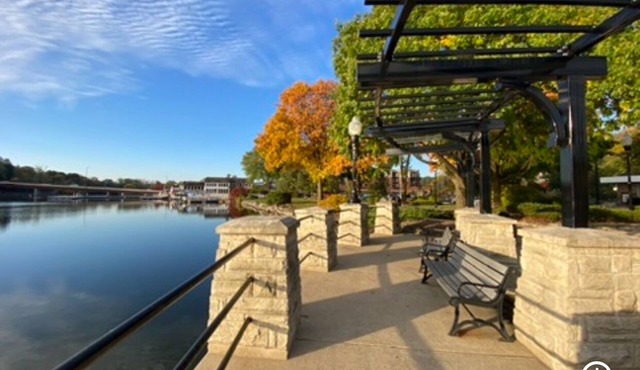 On the Fox/River Hot tub/Sauna/Kayaks/Deck with lounging and dining/Free Parking in Algonquin