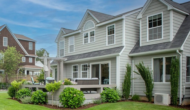 One block from the beach. 2 blocks from Pier restaurants, shopping, etc. in Narragansett