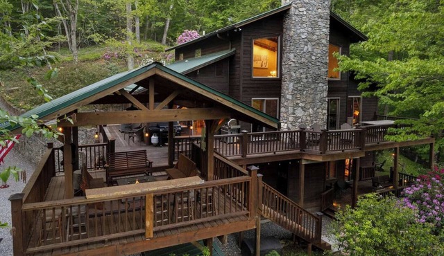 One of a kind, Creek Front Lodge 3 floors, 2 kitchens, long distance views.