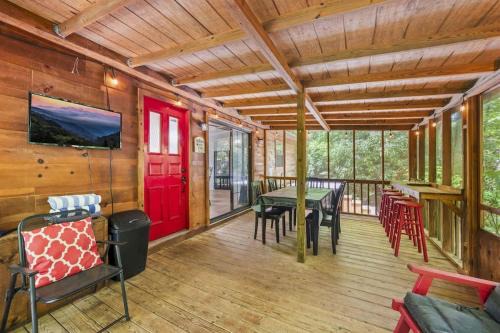 Outdoor Paradise on the Creek - Jacuzzi - Stocked